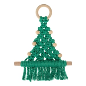Puede incluir: Decoración navideña de macramé hecha a mano con forma de árbol. El árbol está hecho de cordón verde con cuentas de madera y una clavija de madera en la base. Un anillo de madera está en la parte superior para colgarlo. El árbol tiene una franja en la parte inferior.
