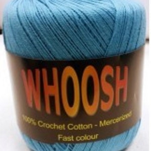K&ouml;nnte beinhalten: Ein Kn&auml;uel hellblaues 100% H&auml;kelgarn aus Baumwolle mit dem Wort "WHOOSH" in orangefarbenen Buchstaben auf einem braunen Etikett. Das Etikett tr&auml;gt au&szlig;erdem die Aufschrift "Mercerisiert" und "Schnelle Farbe".