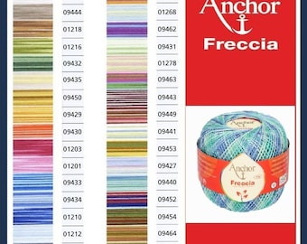Puede incluir: Carta de colores de hilo Anchor Freccia con varios tonos y códigos de color. También se muestra una madeja de hilo azul y verde jaspeado. El logotipo de Anchor Freccia se muestra en rojo.