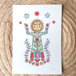 Peut inclure: Une illustration colorée d'un soleil avec un visage et des bras tenant des grenades. Le soleil porte une robe verte, bleue et orange avec des fleurs rouges, roses et jaunes en bas. Le texte "Feel Your Power" est écrit sur la robe. Le fond est blanc avec trois étoiles.
