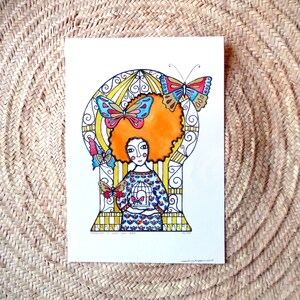 Stampa fine art, formato A3, Colorata a mano con acquerelli e inchiostro dorato, Citazione ispiratrice, Ragazza dai capelli rossi fuori da una gabbia con farfalle.