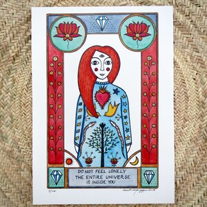 Impresión artística inspirada en las cartas del tarot, terminada a mano con tinta dorada, cita inspiradora del poema de Rumi, retrato simbólico de la dama pelirroja, edición limitada