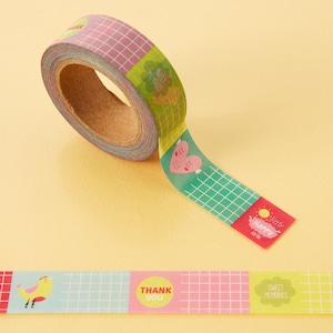 Puede incluir: Un rollo de cinta washi colorida con un patrón de cuadrícula y varias ilustraciones lindas, que incluyen corazones, un sol, un pájaro y texto que dice "Gracias", "Pequeña Felicidad Para Ti" y "Dulces Recuerdos".