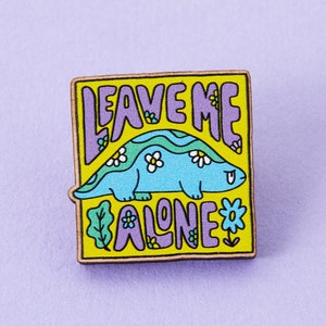 Leave Me Alone Dinosaurier Öko Pin // Nachhaltiges Eco Pin Abzeichen, bedruckter Holz Pin; Anti Social Dino, Psychedelische Pin