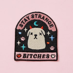 Remendo de bordado Stay Strange Bitches // Remendo fofo // Ilustração Ferro em remendo para o dia das bruxas // Feminismo