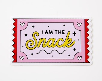 Può includere: Sticker rosa e rosso con bordo bianco e il testo "I am the Snack" in lettere gialle con una linea ondulata sotto.