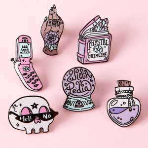 Przypinka z emalii "Hell No Skull" // Czary / Uroczy Halloween / Okultyzm / Kawaii / Pastelowa przypinka z czarownicą zdjęcie 2