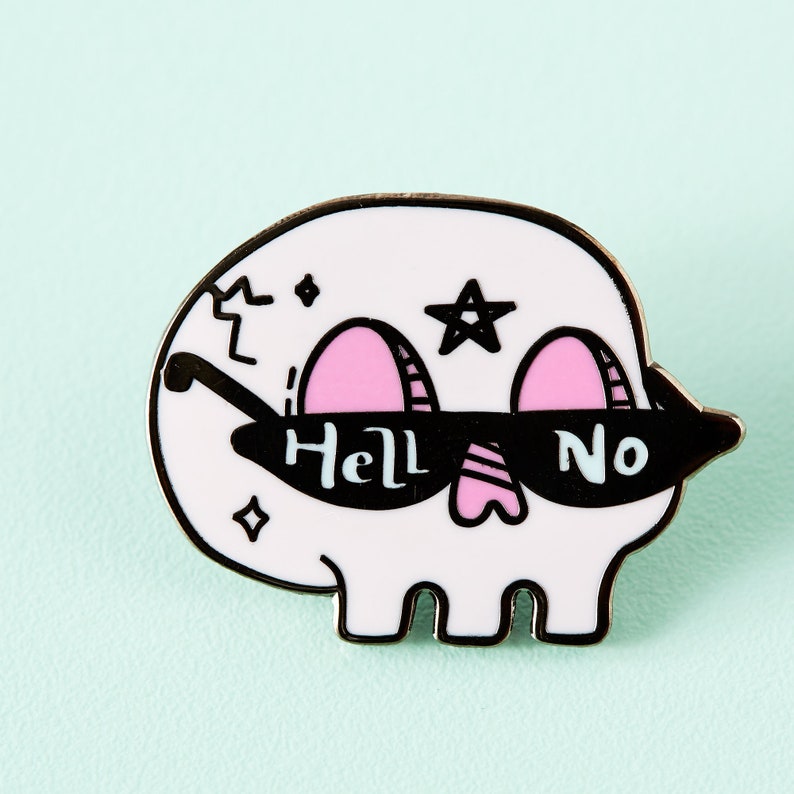 Przypinka z emalii "Hell No Skull" // Czary / Uroczy Halloween / Okultyzm / Kawaii / Pastelowa przypinka z czarownicą zdjęcie 1