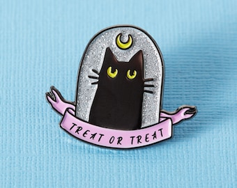 Spilla smaltata di Halloween con gatto nero: Dolcetto o scherzetto