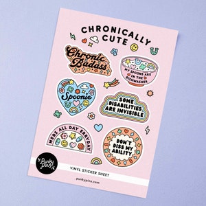 Könnte beinhalten: Ein Bogen Vinyl-Aufkleber mit rosa Hintergrund. Die Aufkleber haben verschiedene Designs und Texte, darunter "Chronically Cute", "Chronic Badass", "Spoonie" und "Some Disabilities Are Invisible". Die Aufkleber sind farbenfroh im Cartoon-Stil.