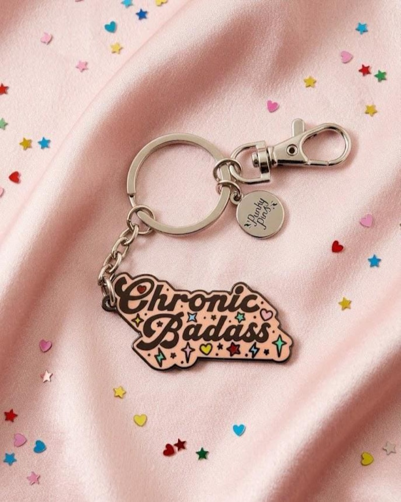 Llavero esmaltado Chronic Badass // Llavero Punky Pins // Regalo para personas con enfermedades crónicas // Enfermo crónico imagen 2