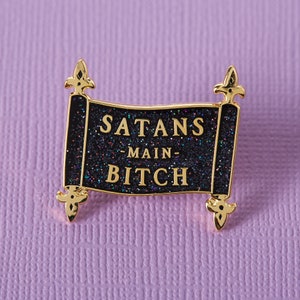 Pin esmaltado de Halloween "La perra principal de Satanás" // Pines de Halloween // Pergamino de brujería satánico brillante