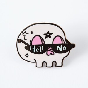 Przypinka z emalii "Hell No Skull" // Czary / Uroczy Halloween / Okultyzm / Kawaii / Pastelowa przypinka z czarownicą zdjęcie 3