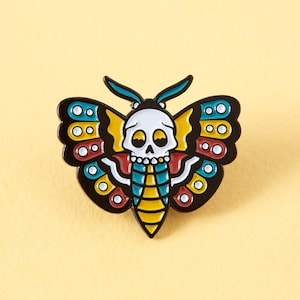 Alfinete de esmalte Death Head Moth // Distintivo de alfinete de ilustração de tatuagem de mariposa Death Head // Alfinete de lapela da velha escola, alfinete de flash de traça