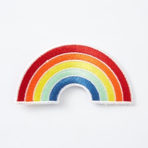 Könnte beinhalten: Gestickter Regenbogen-Aufnäher mit einem Spektrum an Farben: Rot, Orange, Gelb, Grün und Blau, mit weißem Rand. Ein fröhliches Accessoire für Kleidung, Taschen oder andere Stoffartikel.