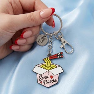 Emaille sleutelhanger/sleutelhanger Send Noods // Ramen-noedels, pho, eetstokjes, voedselverslaafde cadeau // Secret Santa // Punky-spelden