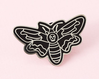 Death Head Moth Enamel Pin - Punky Pins // badge pin, distintivi, spille divertenti, spille carine nel Regno Unito