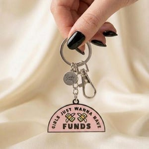 Nyckelring i emalj med nyckelringar för tjejer som bara vill ha pengar // Feministisk nyckelring, nyckelring, jämställdhet
