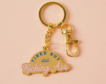 Moe maar Kicking Ass Emaille Sleutelhanger // Punky Pins Sleutelhanger // Geestelijke gezondheid / Zelfzorg