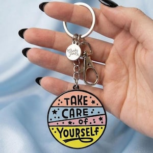Ta hand om dig själv emaljnyckelring // Nyckelring i hård emalj // Positiv present, positivitet, present till mental hälsa