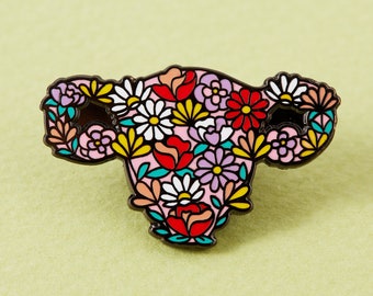 Épingle en émail floral de l’utérus - Punky Pins // badge pin, badges, épingles mignonnes au Royaume-Uni