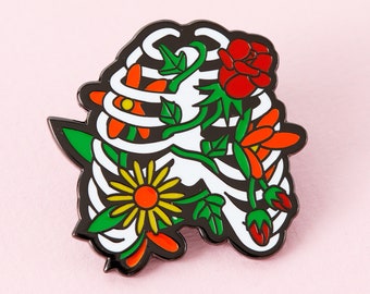 Spilla smaltata floreale Ribcage - Punky Pins // pin badge, badge, spille divertenti, spille carine nel Regno Unito