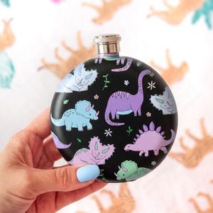 Kawaii Schwarz Pastell Dinosaurier Edelstahl Flachmann - Schwarz // Niedlicher Circle/Round Black Dino Metall Flachmann, Alkohol Flachmann // Punky Pins