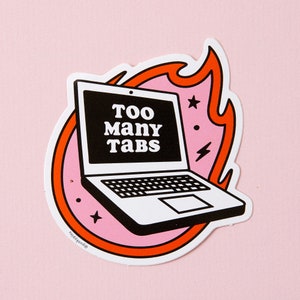 Puede incluir: Una pegatina rosa y naranja con un portátil en llamas. La pantalla del portátil dice "Too Many Tabs".