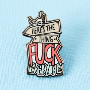 Here's The Thing, Fuck Everyone Émail Pin// Murderino, True Crime Club, SSDGM, MFM, Murder Documentary, Crime Shows revers Badge Broche //