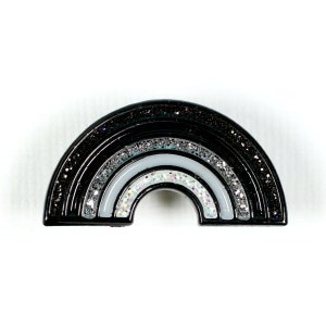 Może przedstawiać: Czarujący czarno-srebrny brelok w kształcie tęczy z błyszczącymi akcentami. Brelok jest wykonany z metalu i ma błyszczące wykończenie.