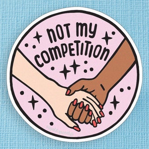 Puede incluir: Pegatina circular rosa con dos manos que se agarran. La pegatina tiene el texto "not my competition" con estrellas alrededor del texto.