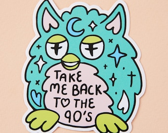 Puede incluir: Una pegatina caprichosa que presenta una criatura turquesa con ojos grandes, una luna creciente y estrellas. La pegatina tiene el texto "TAKE ME BACK TO THE 90'S" en negro. La criatura tiene un pecho rosa claro y detalles verdes.