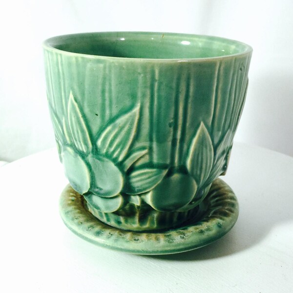 McCoy Sand Dollar Flower Pot, 4.25” Green Planter Attached Saucer, Mid Century USA Art Pottery, Indoor planter, Outdoor Planter