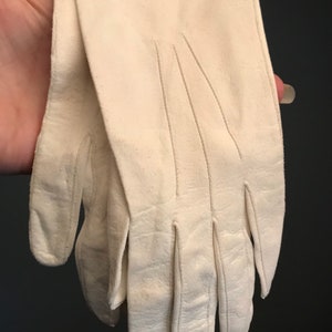 Chic Women's Doeskin Gloves, UK Made, Size 6.25, Classic White, Vintage 1950s image 1