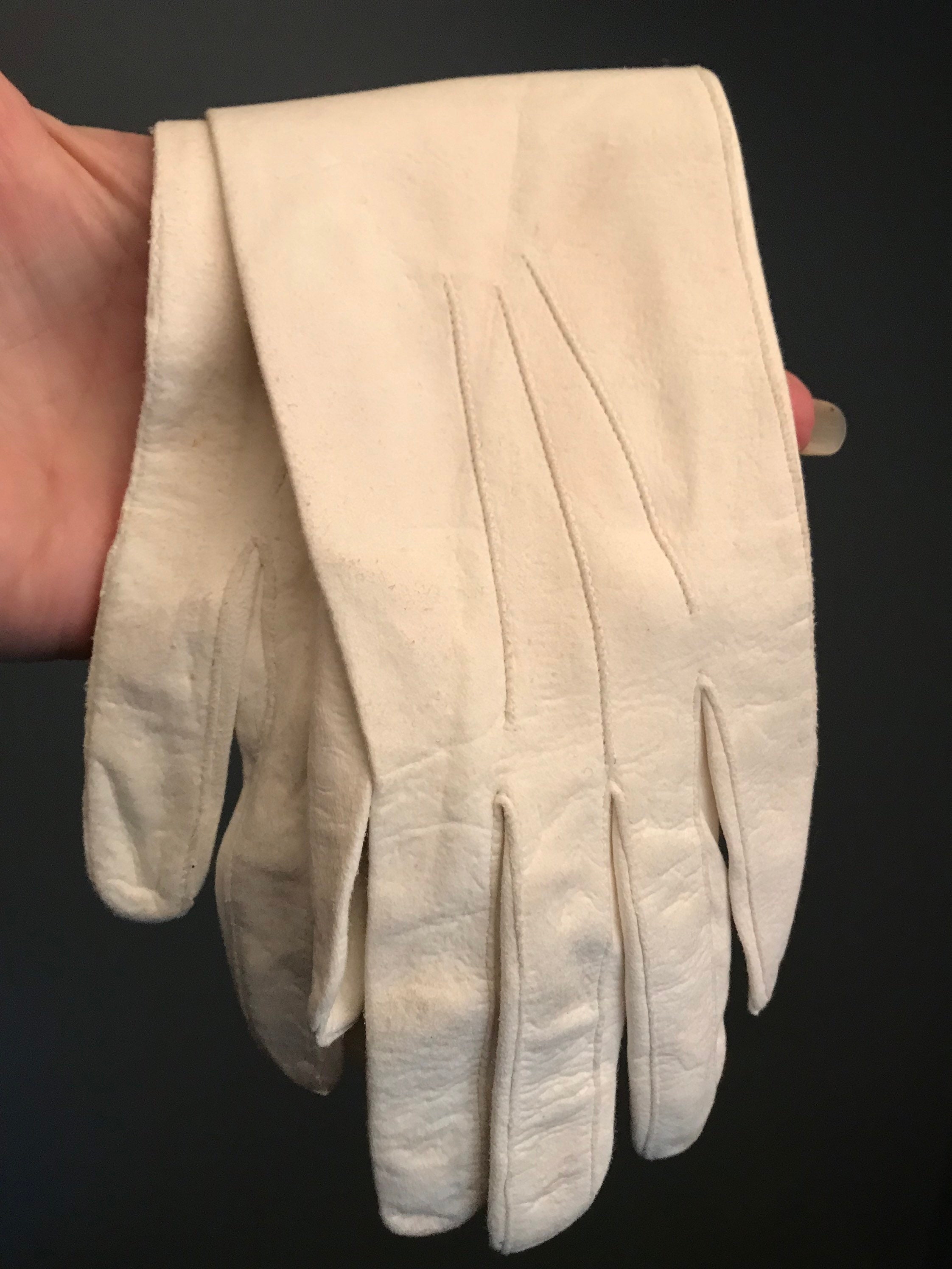 Vintage White Leather Gloves, British Made Soft Doeskin Gloves 1950s