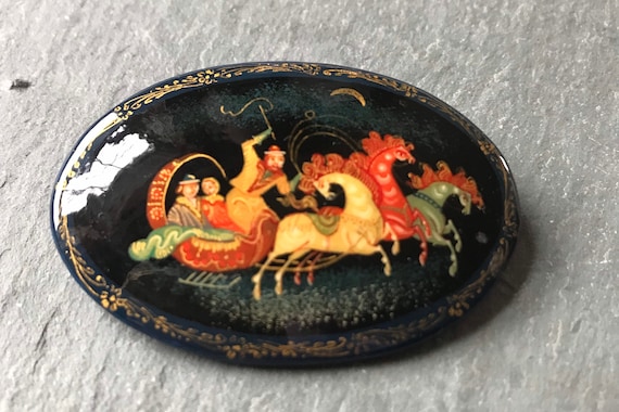 Broche Vintage Russe, Art Populaire Troïka Signée, En Laque - Occasion En Superbe état