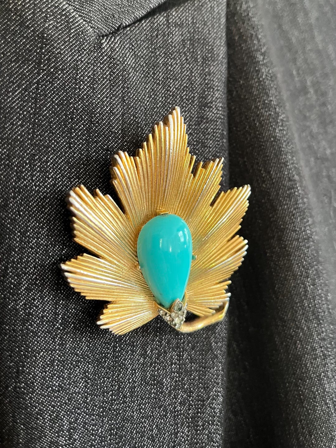 時代を超えたエレガンス：1950年代のクラウン・トリファリ・リーフ