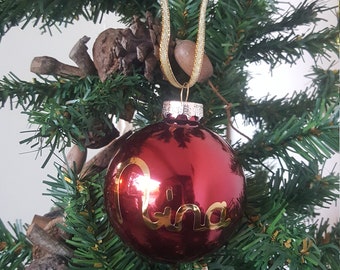 Boule de noël en verre, 7cm de diamètre, prénom en autocollant noir, personalisée, boule rouge brillant