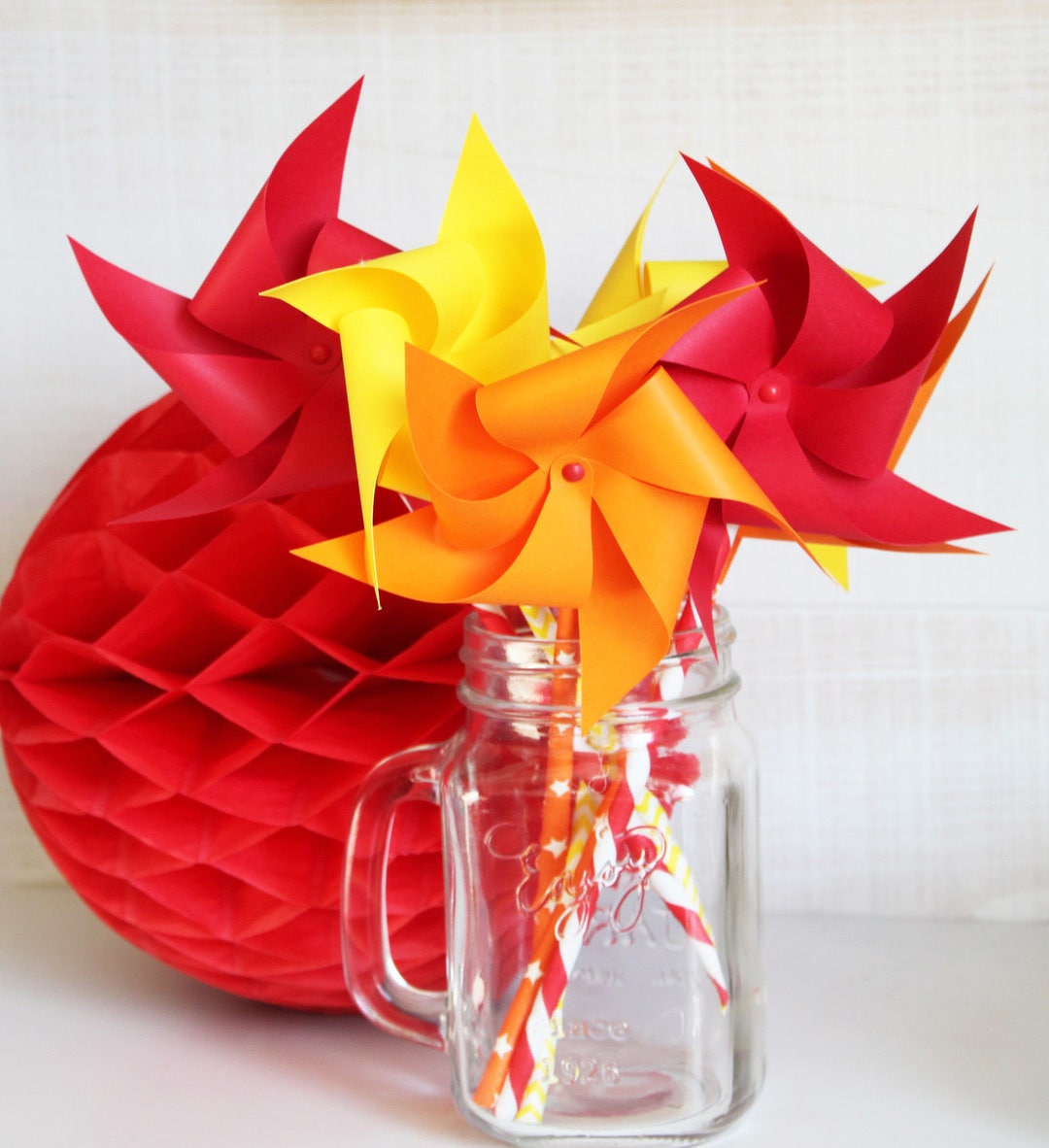 Lot De 8 Moulins à Vent En Papier à Monter Soi-Même – Motifs Graffiti – Hexagonaux, Légers – Jouet Créatif Et Déco – Couleurs Variées