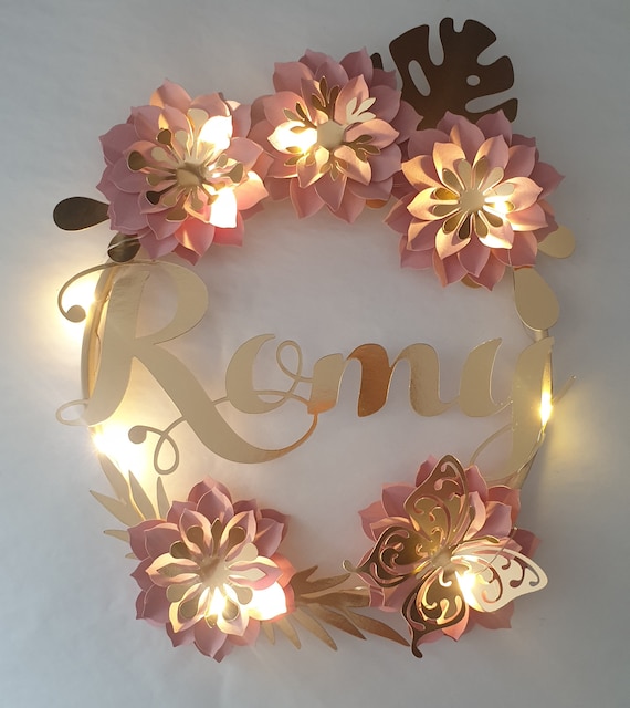 Couronne fleurs, prénom, cadeau naissance, anniversaire enfant, décoration  murale, fleurs papier, cercle bois , guirlande led en option -  France