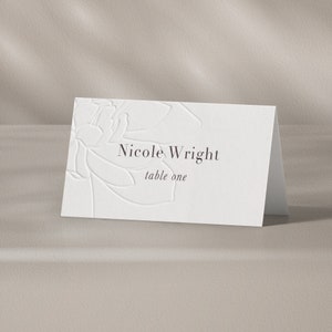 Personalisierte Tischkarte für die Hochzeit, geprägte Platzkarten, Namenskärtchen für den Hochzeitstisch. Buchdruck und Digitaldruck