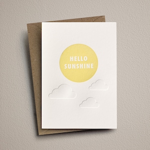 Tarjeta de felicitación con impresión tipográfica "Hola sol"
