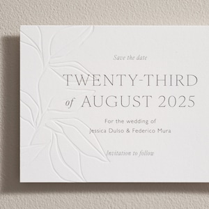 Digitale und Letterpress Save the Date Karten mit Kuvert. Blindprägung. Personalisiertes Save our Date. Schlichte, Moderne Luxus-Baumwollkarte