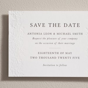 デジタルと活版印刷のSave the Dateカードと封筒。ブラインドエンボス加工。パーソナライズされたSave our Date。シンプルでモダンな高級コットンカード