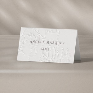 Personalisierte Tischkarte für die Hochzeit, geprägte Platzkarten, Namenskärtchen für den Hochzeitstisch. Buchdruck und Digitaldruck
