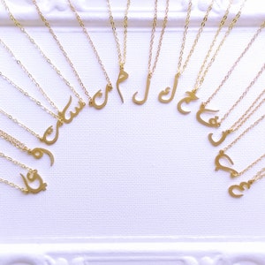 Collier initial en or arabe coupé à la main, collier personnalisé, cadeau pour elle, breloque initiale délicate, bijoux de calligraphie arabe
