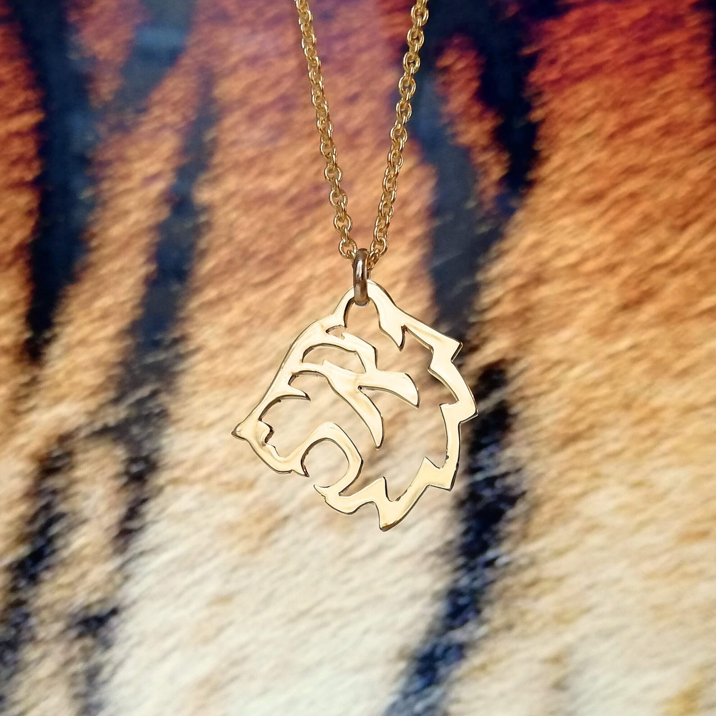 虎ネックレス、寅年ペンダント、ひらがな文字絵ユニークジュエリー