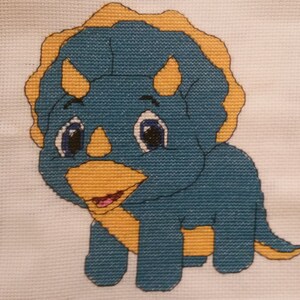 Joli bébé dinosaure Triceratops grille point de croix - PDF
