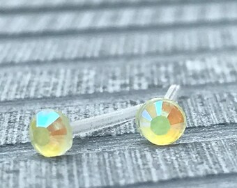 Puces d'oreilles 3 mm en résine jaune : tige en plastique hypoallergénique
