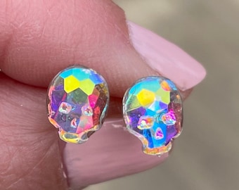 Puces d'oreilles tête de mort scintillante : tige en plastique avec strass, hypoallergénique